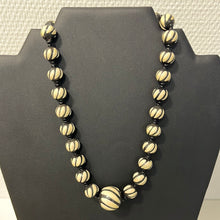 Charger l'image dans la galerie, collier africain